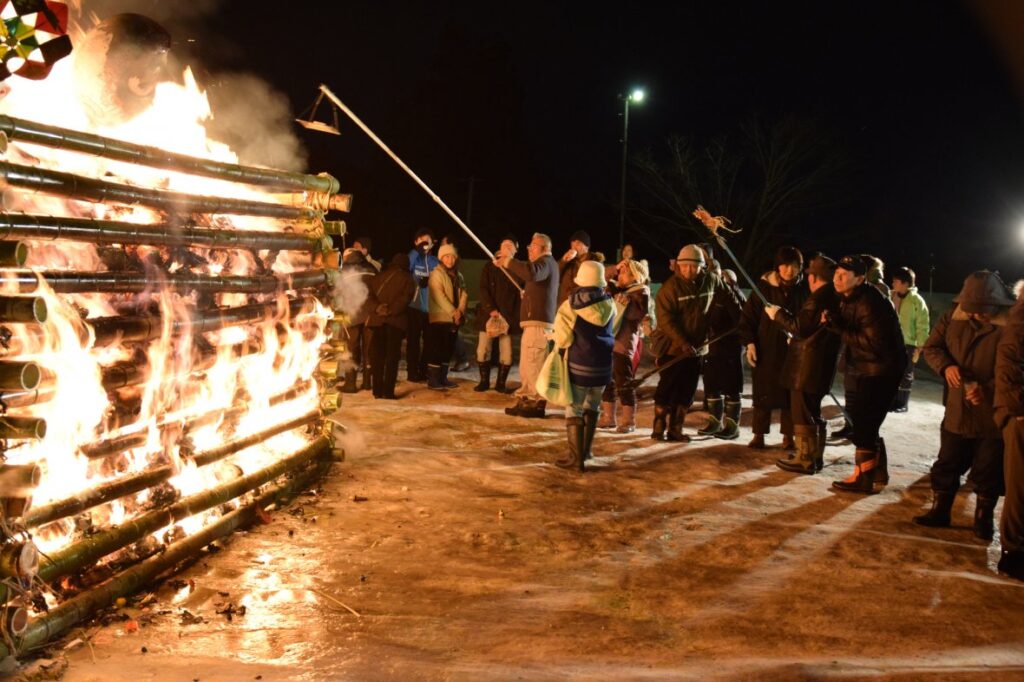 【福島県会津若松市】2024年 会津歳の神(東山温泉)：無病息災を祈る伝統の火祭りで新たな年を迎えよう！