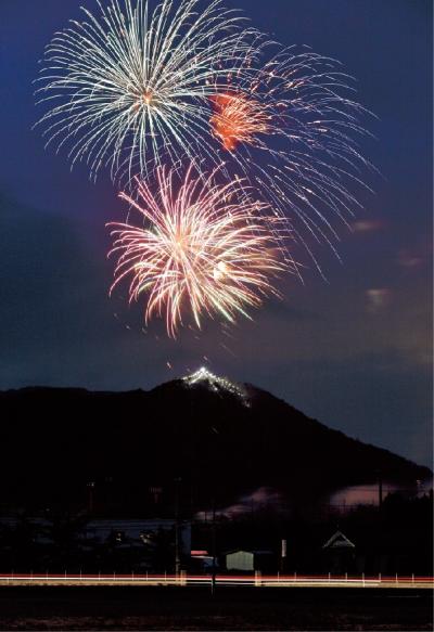 【福島県伊達郡】光と花火で彩る国見町・阿津賀志山の夜空！あつかし山ビッグツリーが今年も登場