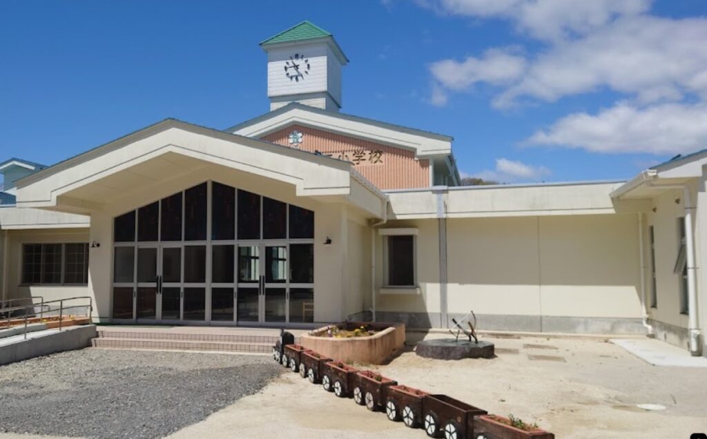 【福島県石川郡】 まるで秘密基地！「ひとくらす」にあの頃の仲間と小学校宿泊！体育館も貸し切りに！レンタルオフィスも破格