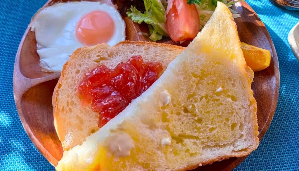 【福島県郡山市】木漏れ日が照らす幸せな時間、町のカフェ「森の実」へ