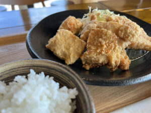 【福島県いわき市】からあげ盛り山 泉で揚げたてが楽しめる 国産若鶏のみ使用した熱々が絶品