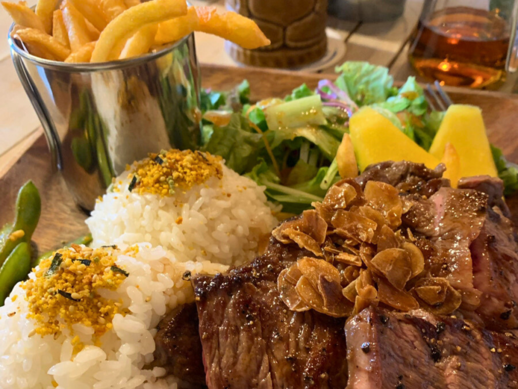 【いわき市】永崎海岸近く「アイランドボウル」でハワイアンな雰囲気とボリューム満点の料理が楽しめる人気店！