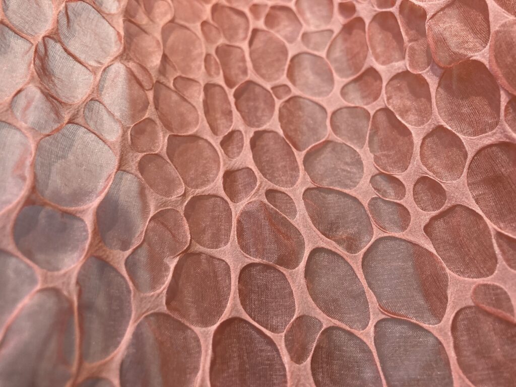 福島県川俣町発、奇跡のシルク「3Dシルク」がミラノ開催の素材展で世界第1位を獲得！