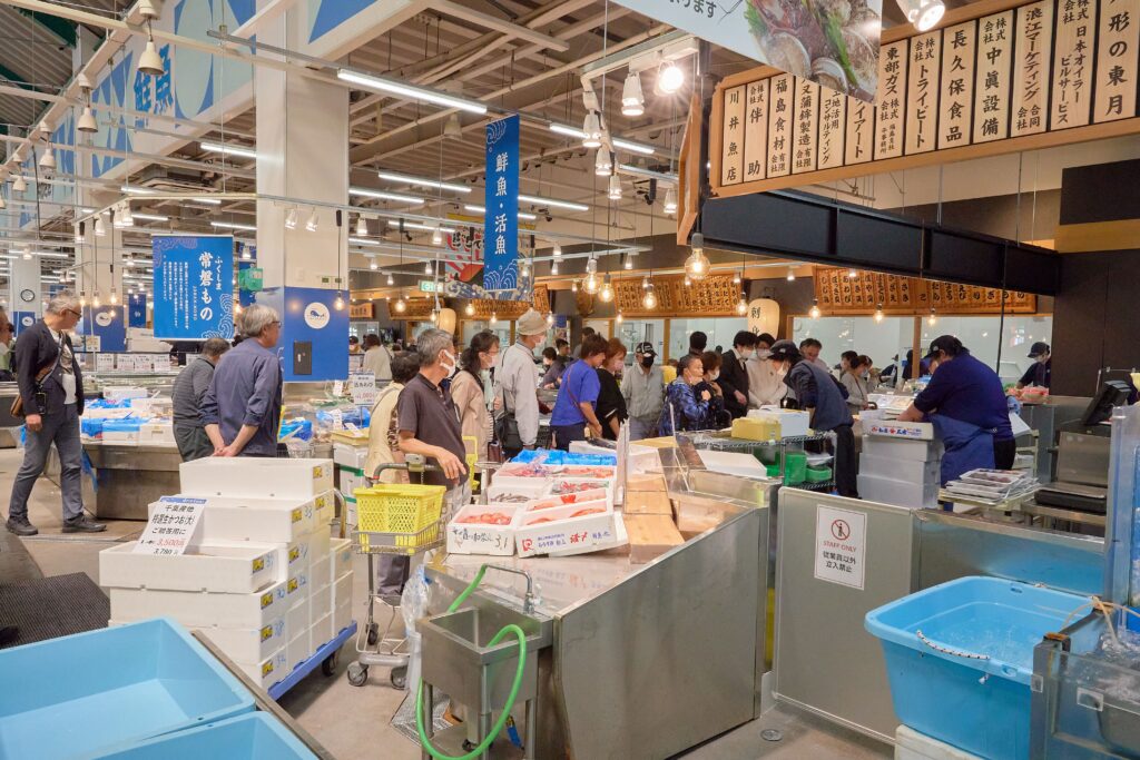 福島県最大、創業大正12年の鮮魚店「おのざき鮮場やっちゃば平総本店」が一新！地域密着の体験型「常磐もの」を発信