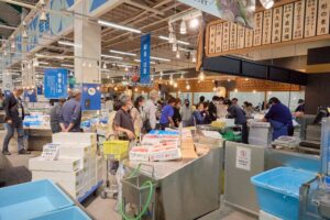 福島県最大、創業大正12年の鮮魚店「おのざき鮮場やっちゃば平総本店」が一新！地域密着の体験型「常磐もの」を発信