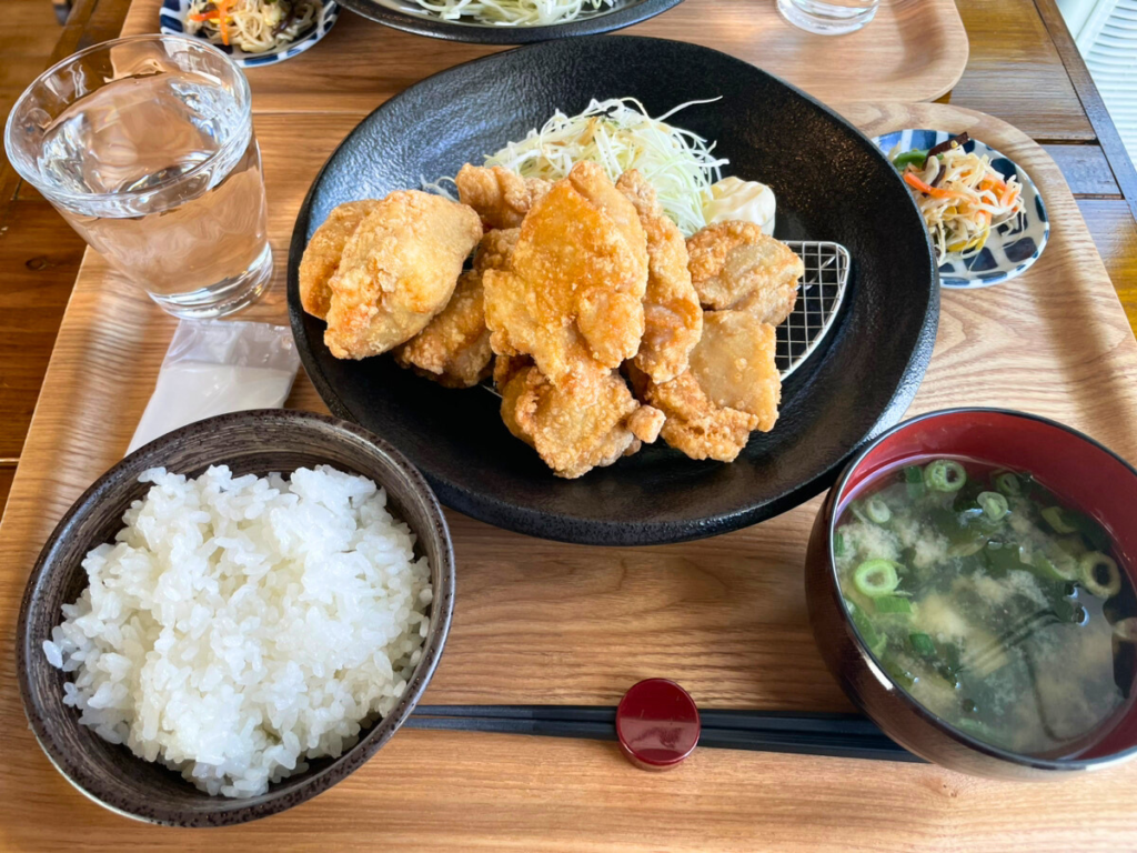 【いわき市】アツアツ唐揚げを極める！「盛り山」の「モモから定食」で、肉汁溢れるジューシーさに悶絶！
