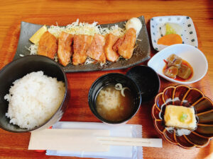 【いわき市】キッチン ワン・ディッシュで味わう、絶品ポークガーリック定食!