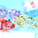 【福島名物「赤べこ」が宝石に!?】カプセルトイ『カラフルべこ~ず宝石マスコット』が7月8日より発売!