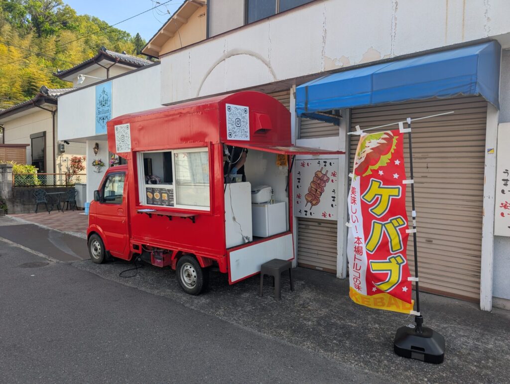 いわき市内郷に激震！真っ赤なキッチンカー ケーリーズケバブ「本場トルコの味」がテイクアウトで楽しめる